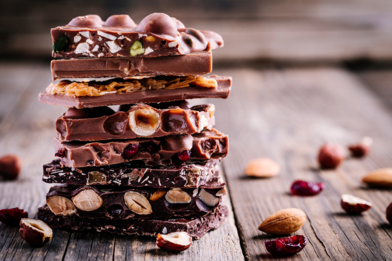 Schokolade mit Nüssen, Marzipan, Marzipan mit Schokoladenüberzug