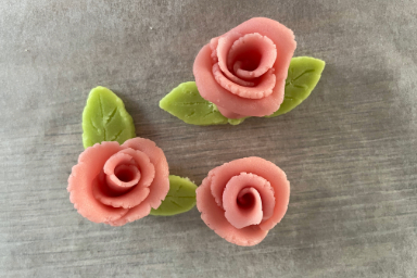 Marzipan Rosen mit Blättern modellieren