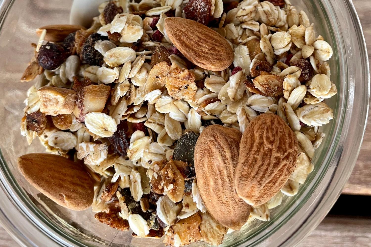 selbstgemachtes Granola mit Nüssen