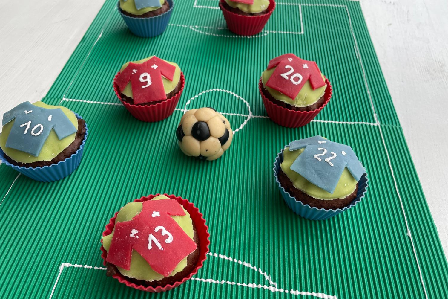 Muffins mit Marzipandekoration, Fussball-Shirts aus Marzipan