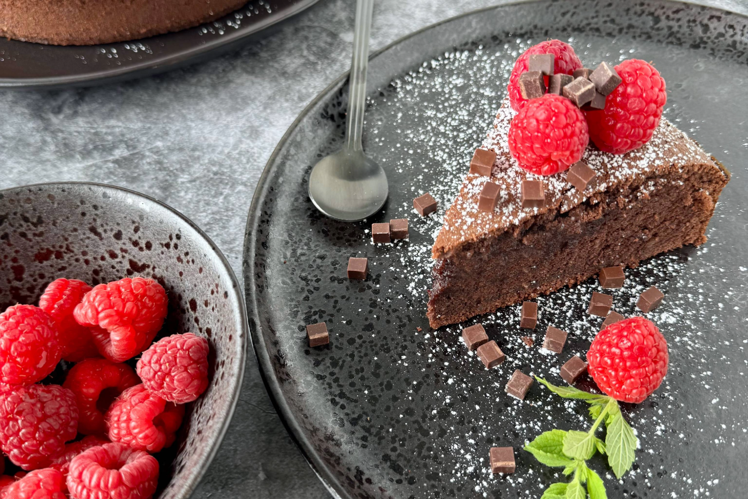 Schoko-Marzipankuchen mit Himbeeren