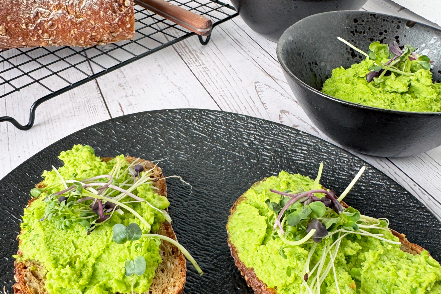 Erben-hummus mit Mandeln verfeinert