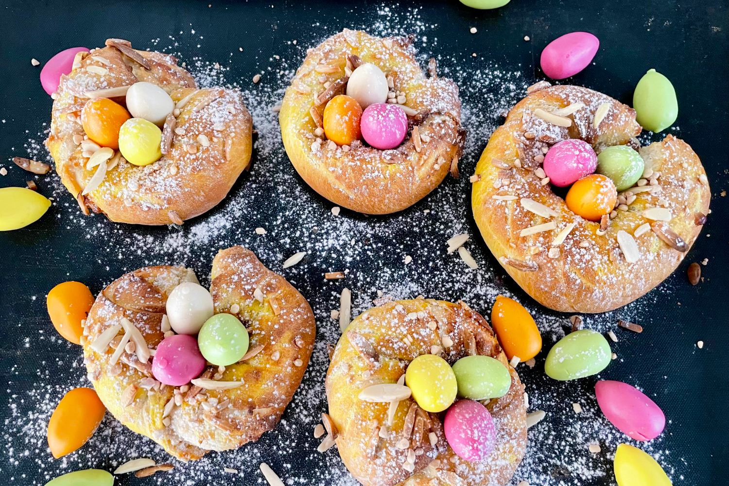 Süsse farbige Osterbrötchen mit Marzipaneili