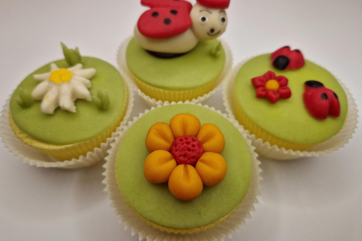 Muffins dekoriert mit Marzipan, Blume modelliert