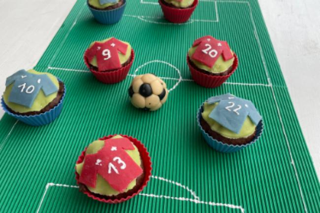 Fussballmuffins, dekoriert mit Shirts aus Marzipan