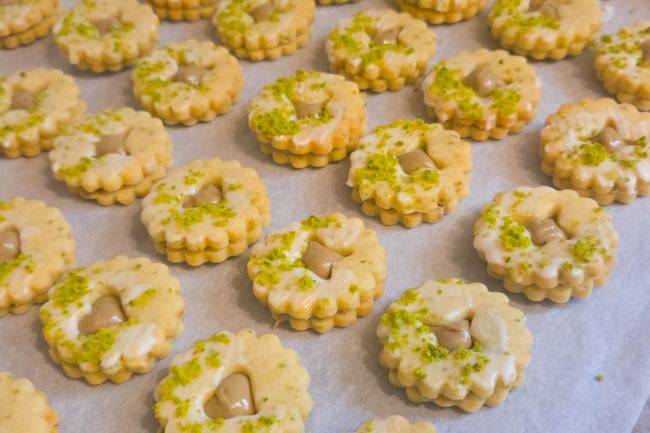 Spitzbuben mit gemahlenen Pistazien